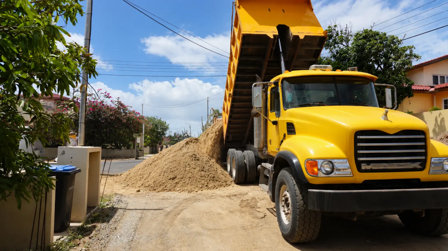 Camión volcador con la caja levantada en una calle de Montevideo