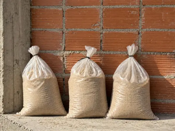 Bolsas de arena apiladas en una obra