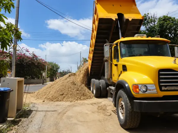 Camión volcador con la caja levantada en una calle de Montevideo