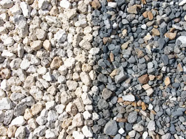 Pedregullo blanco y pedregullo gris lado a lado