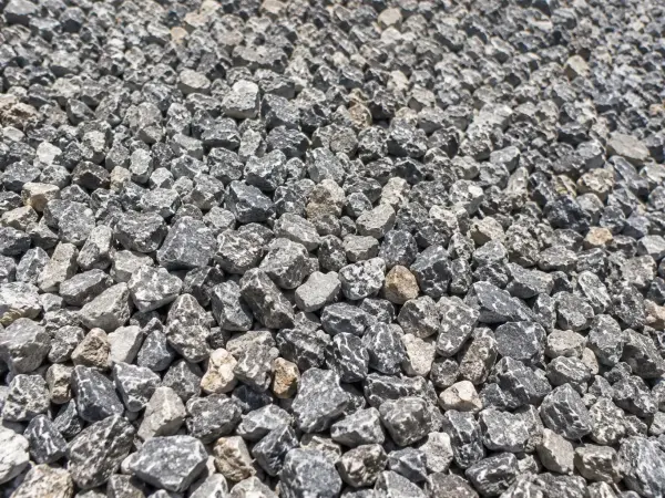 Pedregullo gris de construcción de cerca