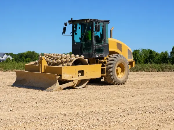 Compactadora sobre un terreno nivelado con tosca